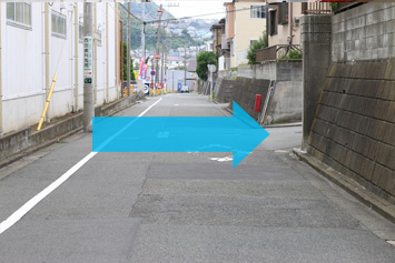 右折をし、坂を上がると西田歯科医院のそで看板が見えてまいります。